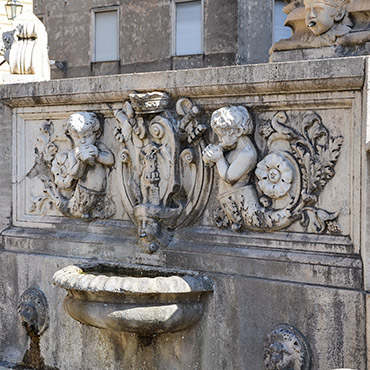 bassorilievo sulla fontana