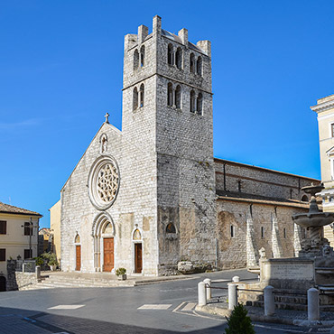piazza santa maria maggiore con vista chiesa